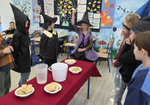 Maja wypowiada zaklęcie.