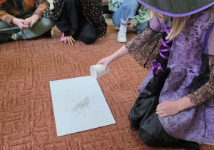 Wróżba ze szpilek.