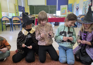 Uczniowie odczytują swoją wróżbę.