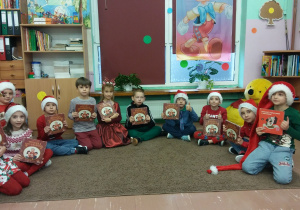 Uczniowie klasy pierwsze prezentują książki