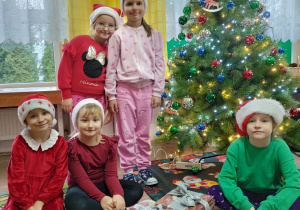 Uczniowie klasy pierwsze prezentują książki