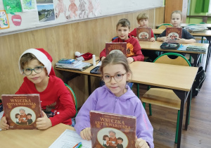 Uczniowie klasy pierwsze prezentują książki