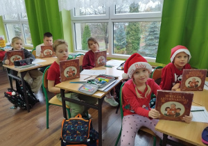 Uczniowie klasy pierwsze prezentują książki