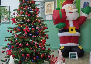 Ozdobiona choinka stoi w holu Bajkolandii