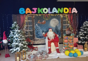 Mikołaj prezentuje upominki