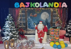 Mikołaj prezentuje upominki