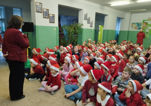 Pani dyrektor zapowiada gościa.