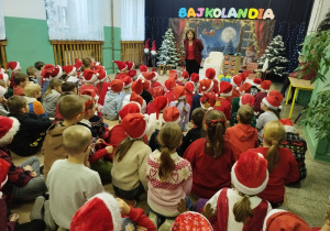 Pani dyrektor zapowiada gościa.
