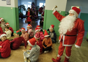 Mikołaj wchodzi na hol szkoły.