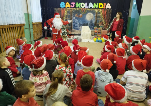 Mikołaj rozmawia z Bajkoludkami.