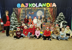 Zdjęcie drugoklasistów z Mikołajem
