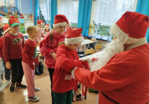 Mikołaj odwiedza Wioskę Smerfów.