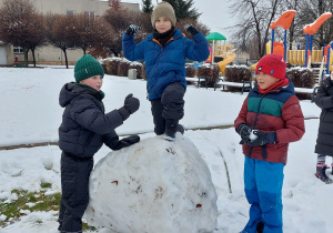 Chłopcy dumni ze swojej kuli