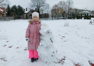 Dziewczynka i jej bałwanek
