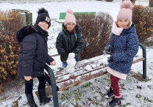 Dziewczynki lepią bałwanka