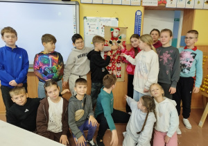 Uczniowie klasy 3b przy kalendarzu adwentowym