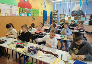 Smerfy wykonują choinki z włóczki i koralików