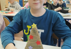 Uczeń prezentuje choinkę