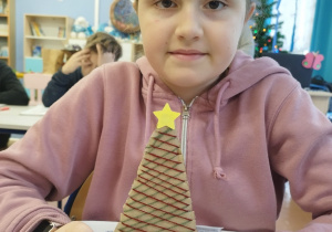 Uczennica prezentuje choinkę