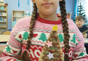 Uczennica prezentuje choinkę