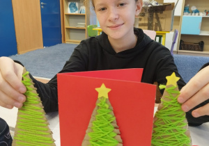 Uczennica prezentuje choinki