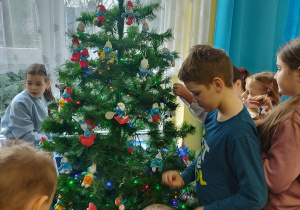 Smerfy ubierają klasową choinkę maskotkami... smerfów