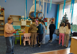 Smerfy ubierają klasową choinkę