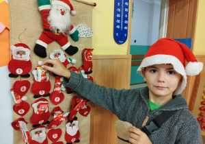 Uczeń częstuje się batonikiem z kalendarza adwentowego