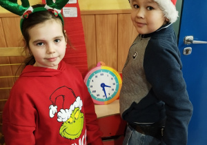 Dzieci zaznaczają upływ czasu w kalenarzu