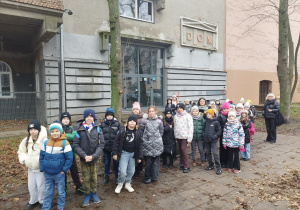 Uczniowie stoją przed budynkiem teatru