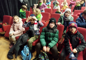 Uczniowie po spektaklu siedzą na widowni