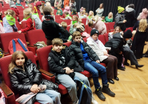 Uczniowie po spektaklu siedzą na widowni