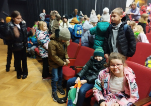 Uczniowie po spektaklu siedzą na widowni