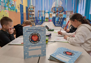 Dzieci z klasy 3b podczas zajęć