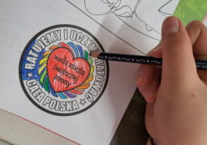 Dziecko koloruje ilustrację