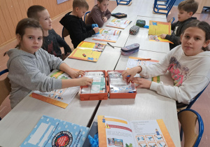 Dzieci z klasy 3b podczas zajęć