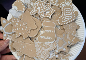 Pierniczki z kartonu na talerzu