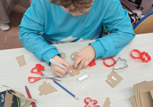 Uczeń klasy 3b ozdabia pierniki z tekturki