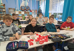Uczniowie klasy 3b odrysowują, wycinają i ozdabiają pierniki z tekturki