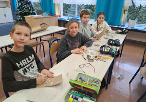 Uczniowie klasy 3b odrysowują, wycinają i ozdabiają pierniki z tekturki