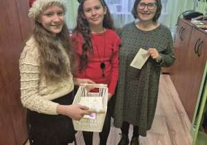 Życzenia od Bajkoludków dla pracowników szkoły