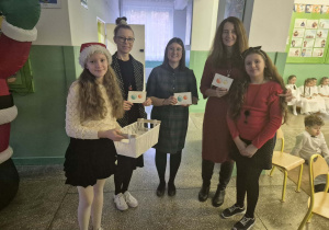 Życzenia od Bajkoludków dla pracowników szkoły
