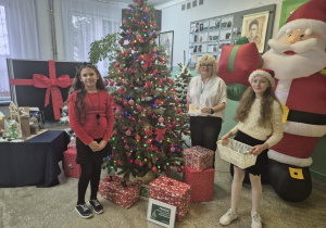 Życzenia od Bajkoludków dla pracowników szkoły