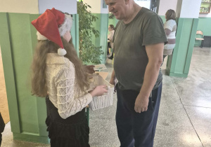 Życzenia od Bajkoludków dla pracowników szkoły