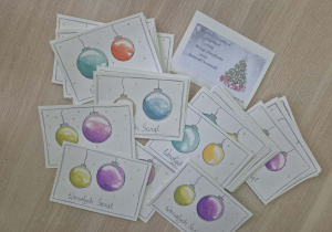 Życzenia od Bajkoludków dla pracowników szkoły