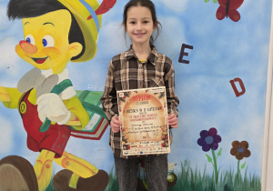 Dziewczynka prezentuje dyplom