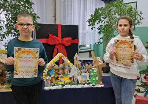 Dzieci prezentują dyplomy.