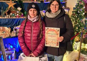 Pani z dziewczynką z dyplomem i nagrodą