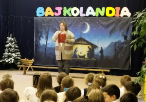 Pani katechetka rozpoczyna szkolne kolędowanie