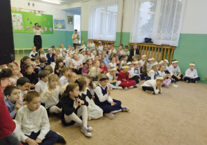 Bajkoludki biją brawo po występie